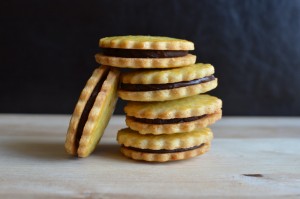 biscuit sandwich cookies with fudge (13)